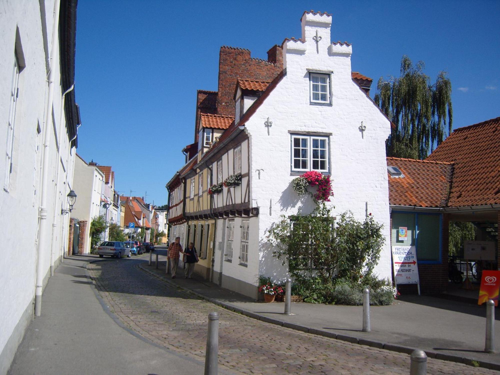 Ferienhaus Kulturdenkmal 60 M2 Historisches Balkenhaeuschen Von 1749 Lübeck